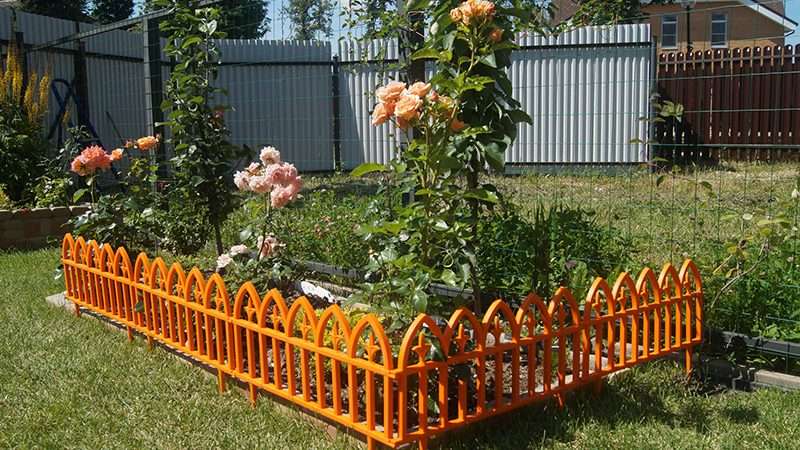 Заборчики для цветников и клумбы: виды, функции и материалы