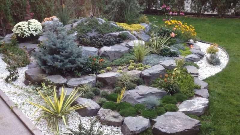 Цветники и клумбы из камня