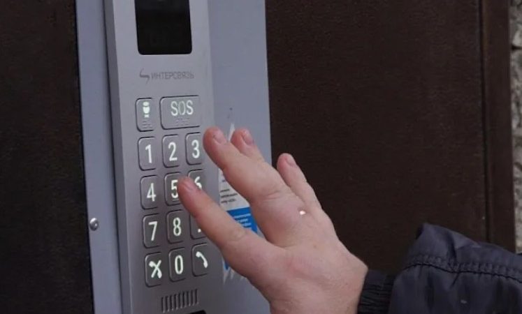 Как домофоны помогают сделать подъезд безопаснее