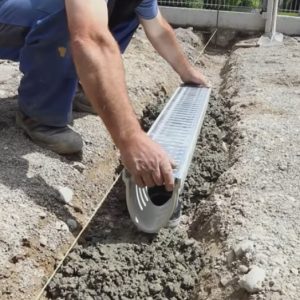 Что выбрать для дренажа двора: бетонные лотки или пластиковые