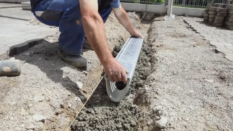 Что выбрать для дренажа двора: бетонные лотки или пластиковые