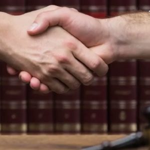 «Я гарантирую вам победу»: почему громкие обещания юриста — это повод немедленно уйти